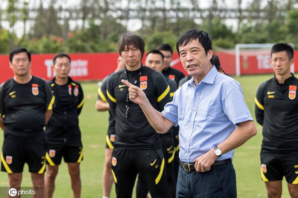 在某白叟护理机构供职的山岸佐和（安藤樱 饰）久长以来一向赐顾帮衬糊口不克不及自理的白叟昭三（织本顺吉 饰）。某天昭三的女儿向其提出一个匪夷所思的要求，固然有些委曲，佐和仍是应承了下来，谁曾想这一决议竟完全改变了她的命运。突如其来的灾害让佐和丢失落了工作，进而漂泊陌头。在四周闲逛的时辰，她前后相逢了康夫（井上龙夫 饰）、阿茂（坂田利夫 饰）、义男（津川雅彦 饰）等有着各类各样怪癖和坏弊端的老年人。佐和就像歹意满满的魔女，不由分辩闯进白叟们的糊口。她蛮横地改正白叟们的恶习，却也为他们带来了久背的关切……本片按照导演安藤桃子根据本身护理经验撰写的小说改编。